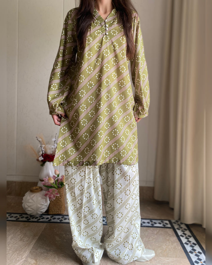 Woman wearing Bin Saeed printed 2pc lawn suit.
